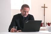 Ojciec Mateusz 30