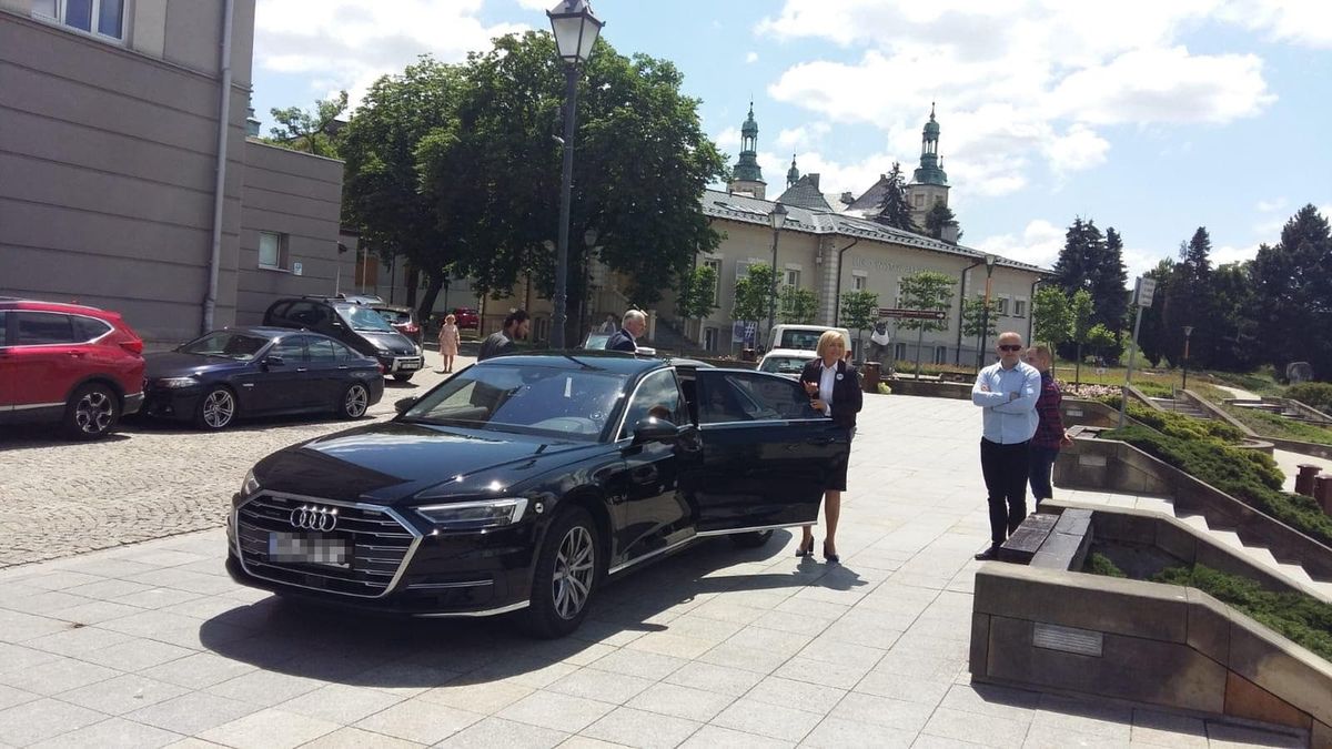 Rządowe auto w kampanii wyborczej. Jeździ nim były wicepremier