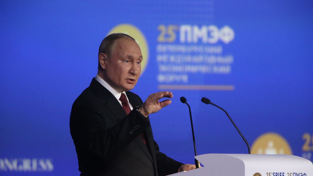 SAINT PETERSBURG, RUSSIA - JUNE 17: (RUSSIA OUT) Russian President Vladimir Putin speaks at the plenary session during the Saint Petersburg Economic Forum SPIEF 2022, June,17,2022, in Saint Petersburg, Russia. Most Western business executives and leaders will be missing from the Russia's annual economic forum amid harsh sanctions against Russian after the country's military invasion of Ukraine. (Photo by Contributor/Getty Images)