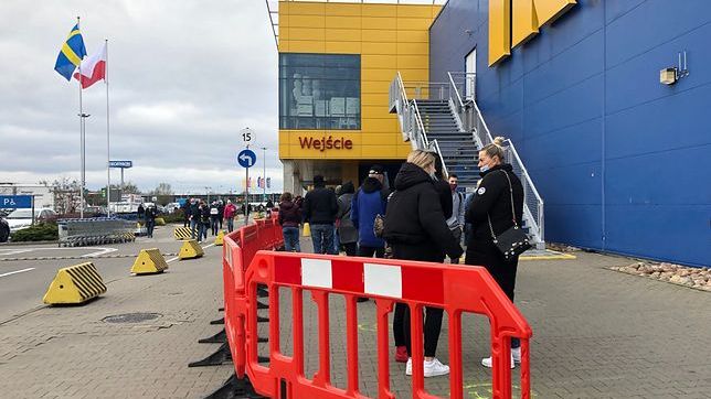 Maseczki? Dystans? Wielu Polaków jest na bakier z obostrzeniami.