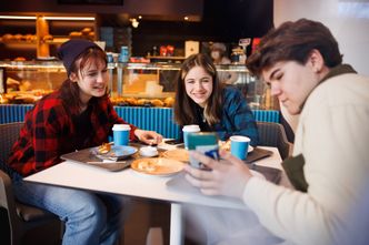 Generacja Z zmienia kulturę dawania napiwków. Nie chcą "rozdawać pieniędzy za darmo"