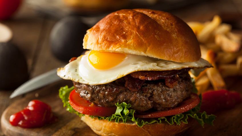 Bułka z jajkiem i stekiem (danie typu fast food)