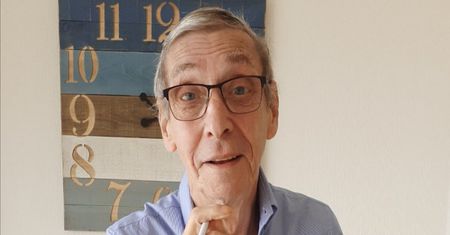 Tęsknił za domem, więc nadał się paczką. Pomogli mu przyjaciele