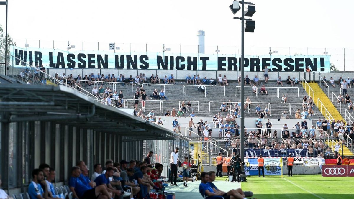 kibice Chemnitzer FC (i ich transparent o treści 'Nie damy się szantażować') podczas meczu z rezerwami Bayernu Monachium