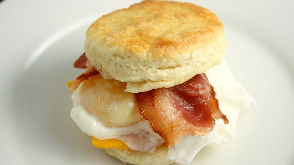 Bułka z jajkiem, serem i bekonem (danie typu fast food)