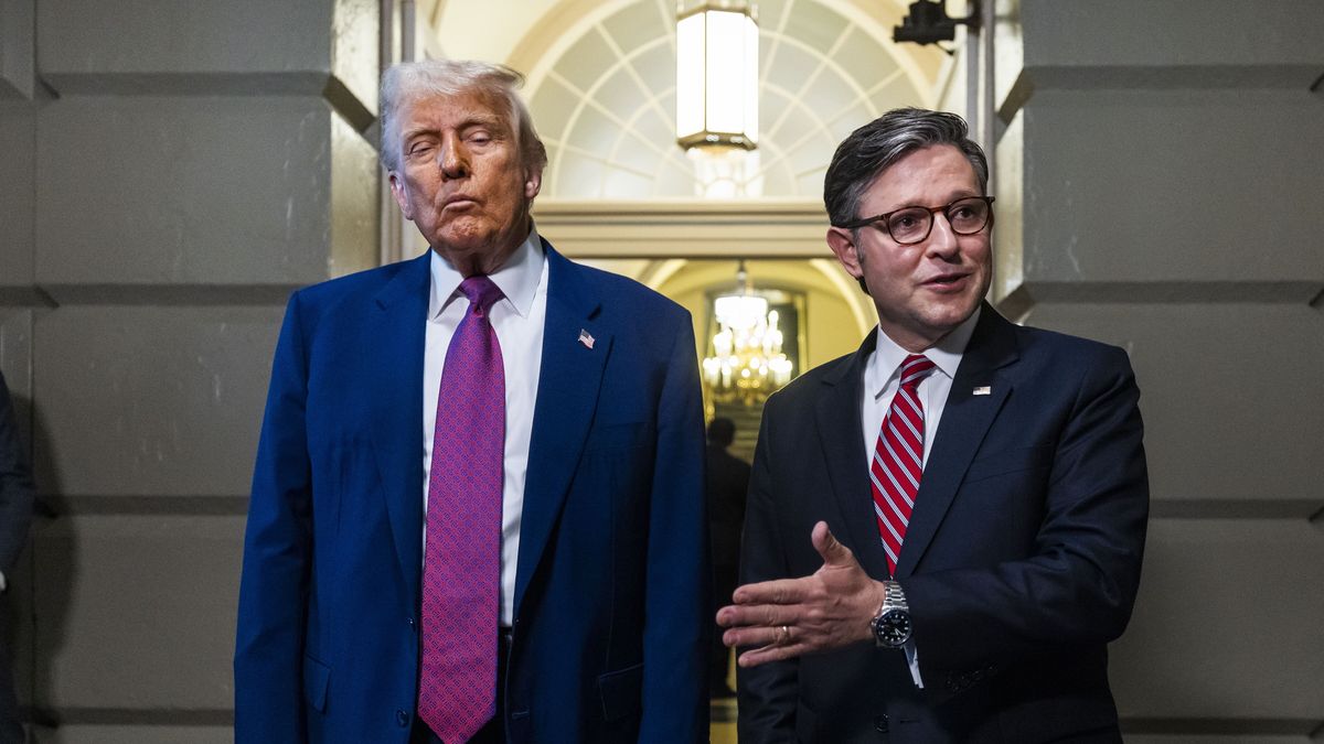 US President Donald Trump (L), alongside Republican Speaker of the House Mike Johnson (R), speaks to the media after his meeting with House Republicans about his so-called 'big beautiful bill' in Washington, DC, USA, 20 May 2025. Trump is hoping to unify Republican lawmakers to get behind the bill, which would extend his tax cuts from 2017. EPA/JIM LO SCALZO Dostawca: PAP/EPA.