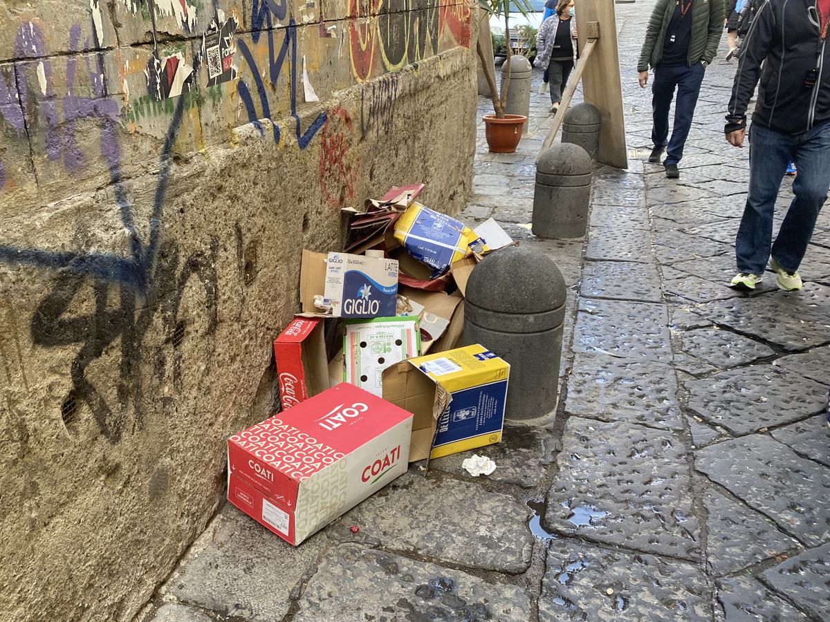 Przybywających do Neapolu turystów nadal dziwią zalegające na ulicach śmieci 