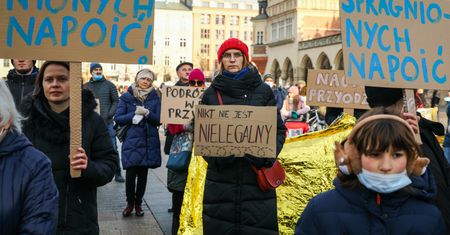 Sondaż: niewierzący chętniej pomagają uchodźcom. ''Taka wiara nie ma wiele wspólnego z nauką Kościoła''
