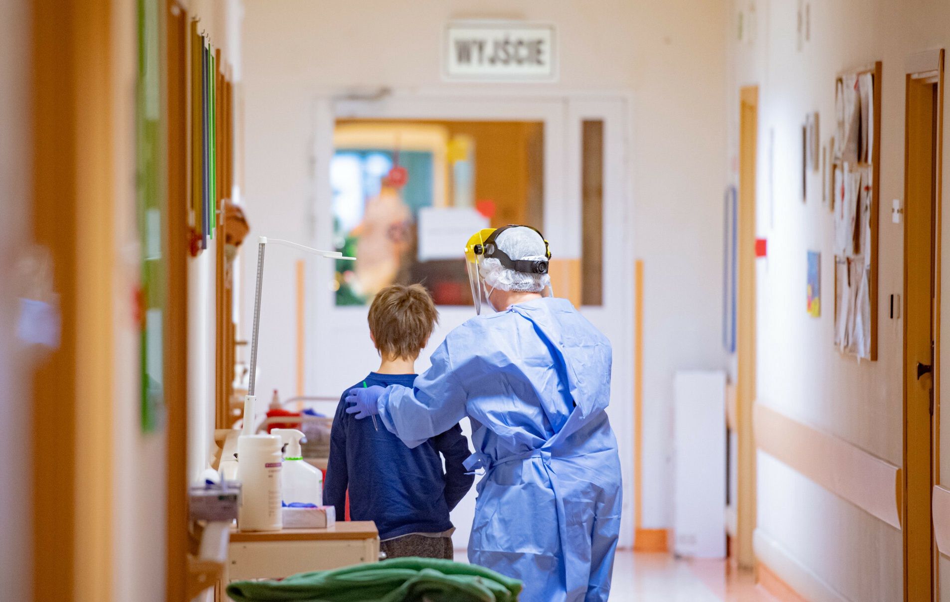Niemowlę pod respiratorem. Koronawirus wciąż bardzo groźny dla dzieci 