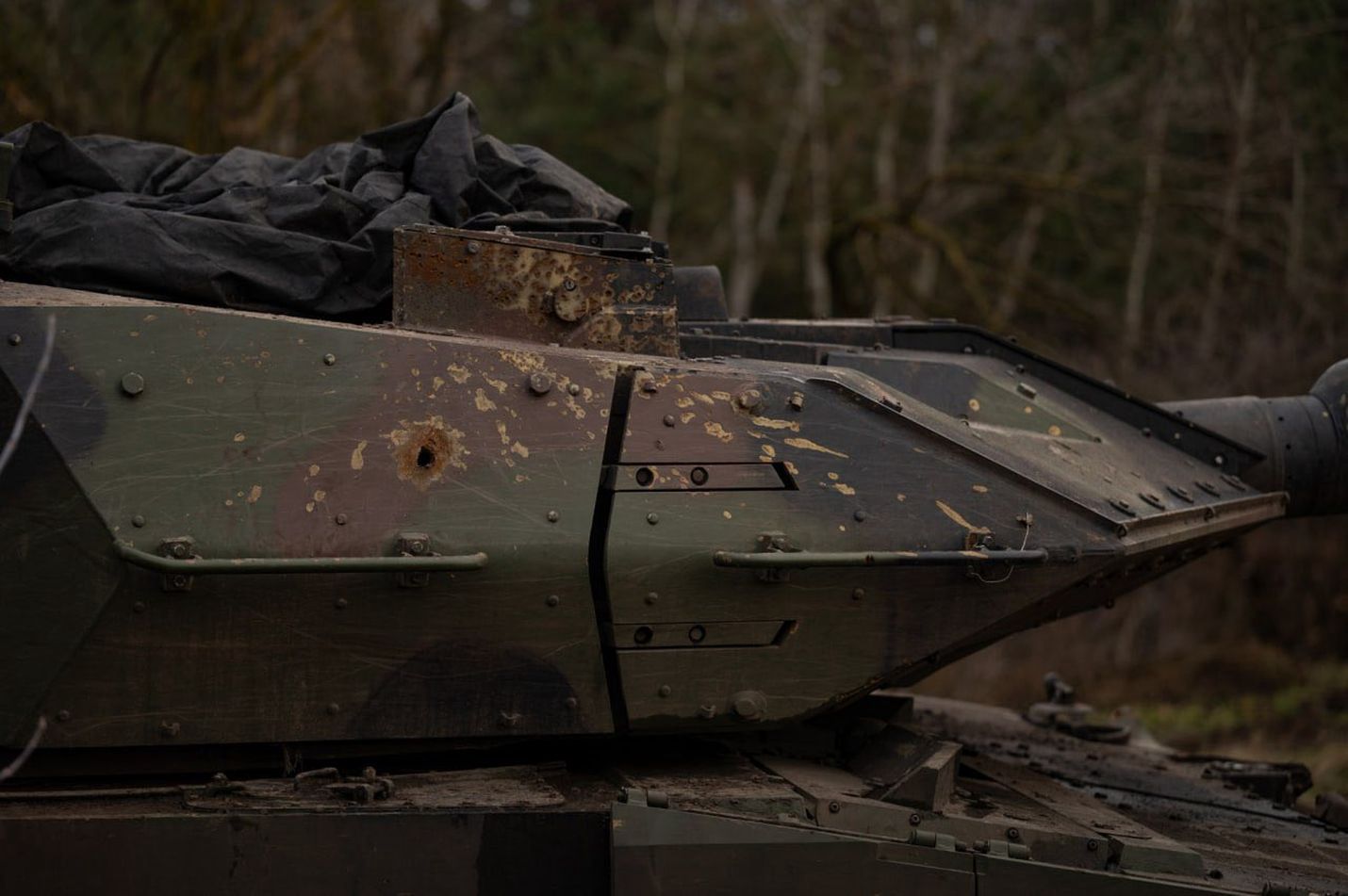 Leopard 2A6 z widocznymi uszkodzeniami, zdjęcie ilustracyjne