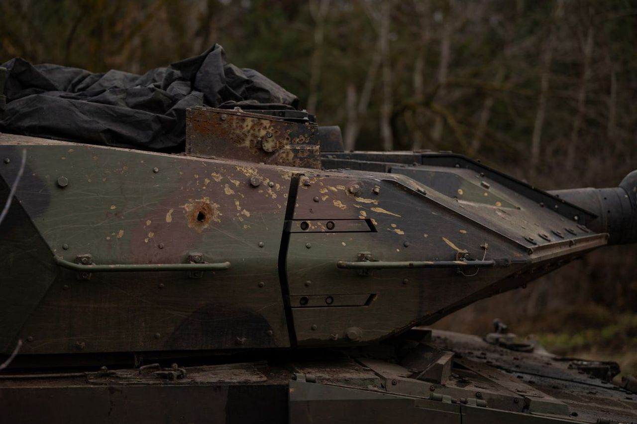 Leopard 2A6 with visible damage, illustrative photo