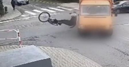 Dostawczak zajechał drogę rowerzyście. Doszło do bardzo groźnie wyglądającego wypadku