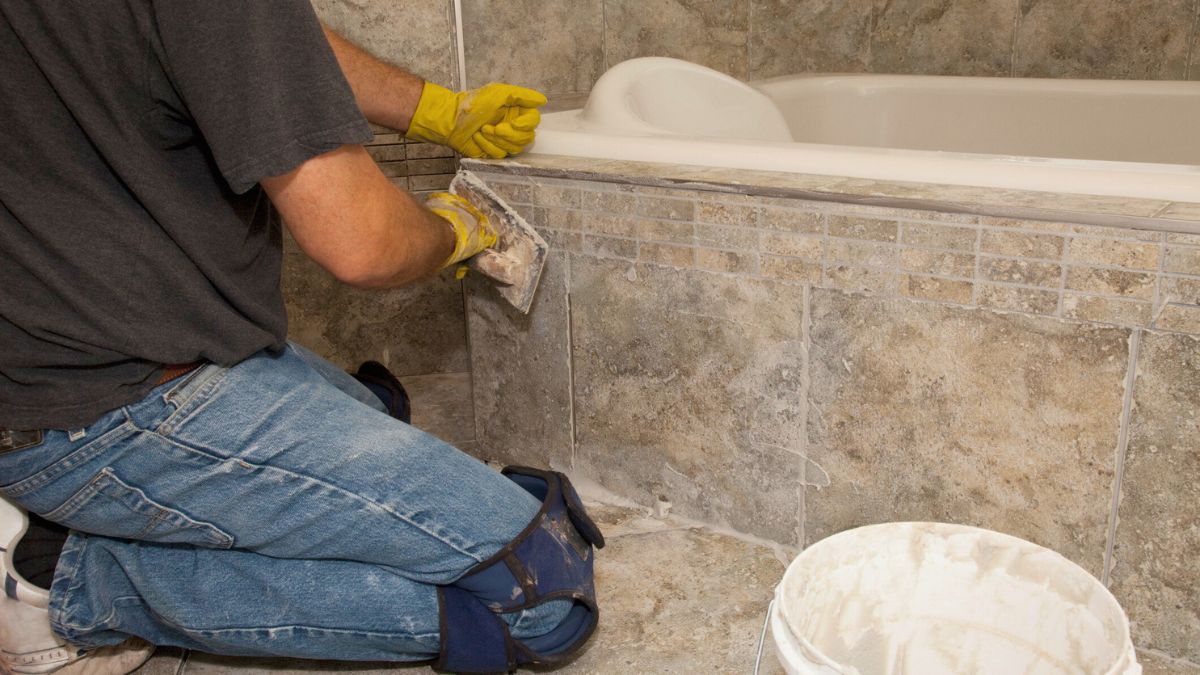 Mężczyzna remontuje łazienkę