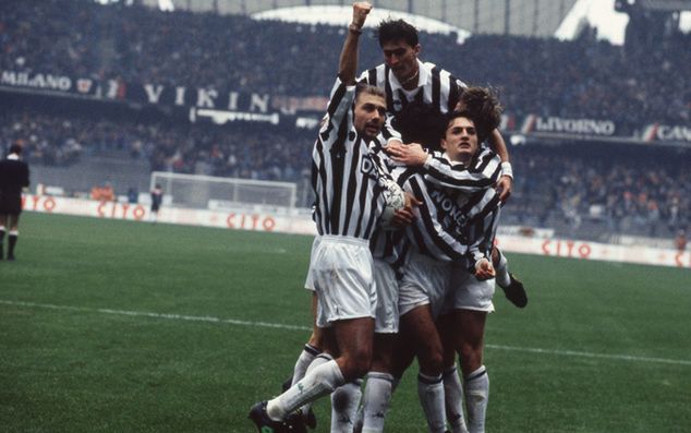 Andrea Fortunato w objęciach Antonio Conte, Dino Baggio i Roberto Baggio / fot. uventus FC - Archive/GettyImages