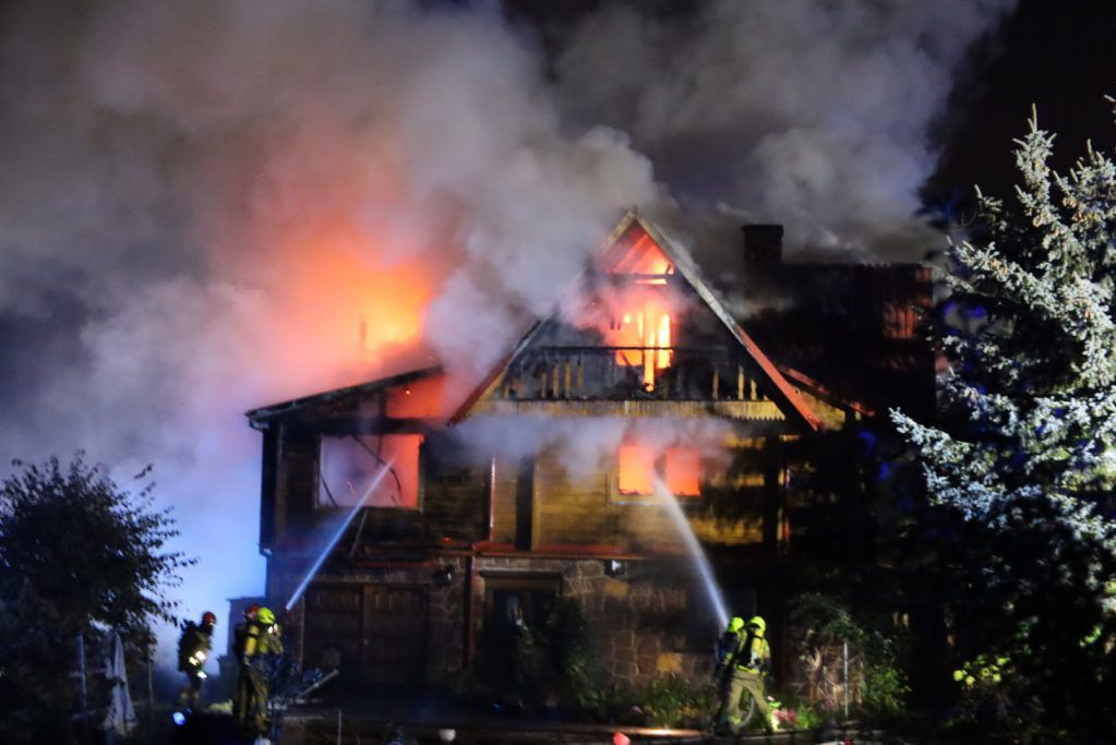 Konopnica: Pożar domu, z ogniem walczyły dziesiątki strażaków. Jedna osoba została ranna (zdjęcia)