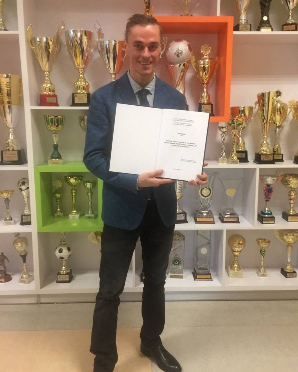 Piotr Żyła chwali się dyplomem