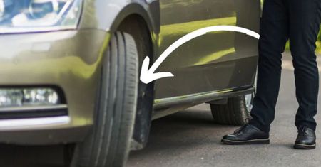 Skręcać czy nie skręcać? Oto, jak zostawiać koła po zaparkowaniu