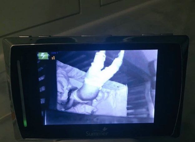 dziecko śpi na głowie / Twitter