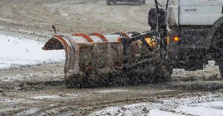Sypią solą na potęgę. Aktywiści proponują maty zamiast tego