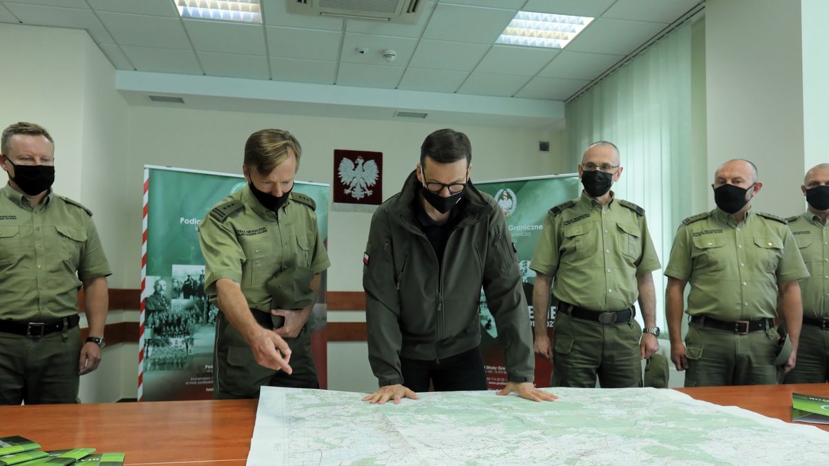 Premier Mateusz Morawiecki (C) podczas odprawy z dowództwem Straży Granicznej w Placówce SG w Kuźnicy, 24 bm. Premier Morawiecki przebywa z wizytą w województwie podlaskim