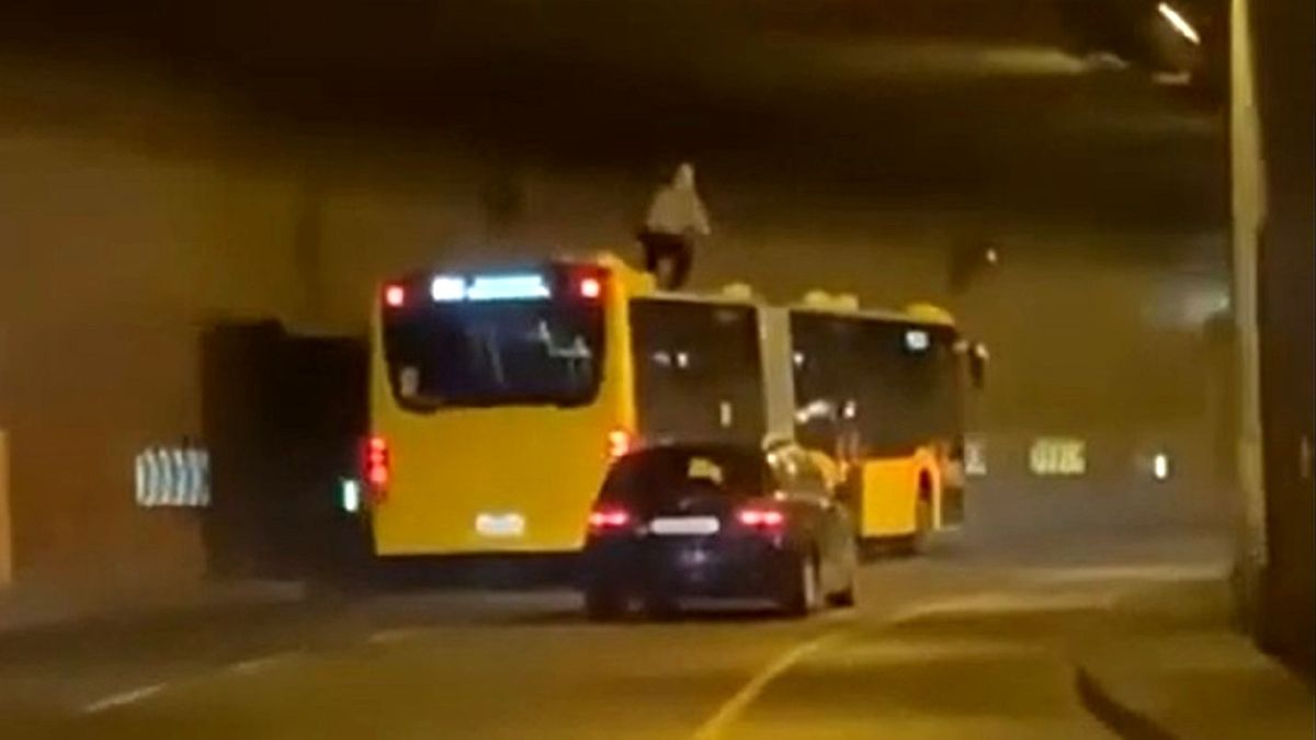 Mężczyzna surfował na dachu autobusu