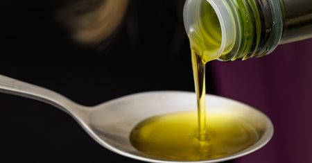 Polej nim sałatkę lub wymieszaj z białym serem. Dobry dla wsparcia wątroby
