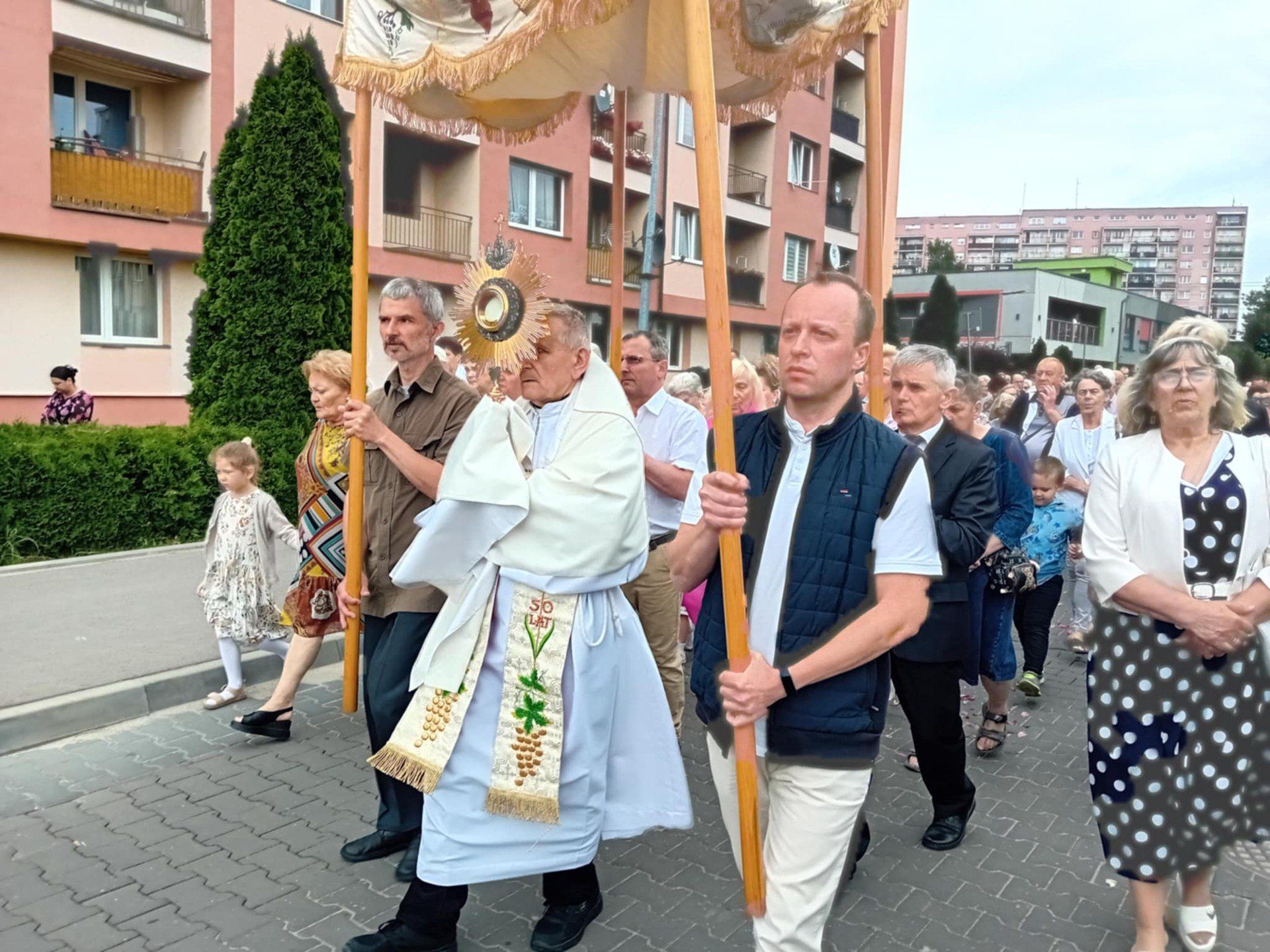 Procesja parafii pw. Najświętszego Serca Jezusowego przeszła ulicami starachowickiej Majówki.