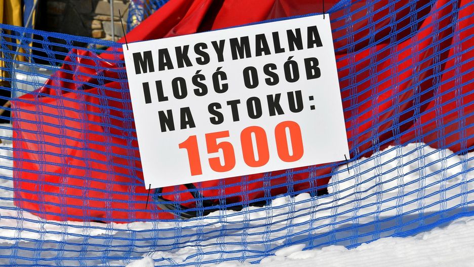 Koronawirus. Dwa tygodnie po szturmie  narciarzy zimowy kurort zmaga się z falą zakażeń