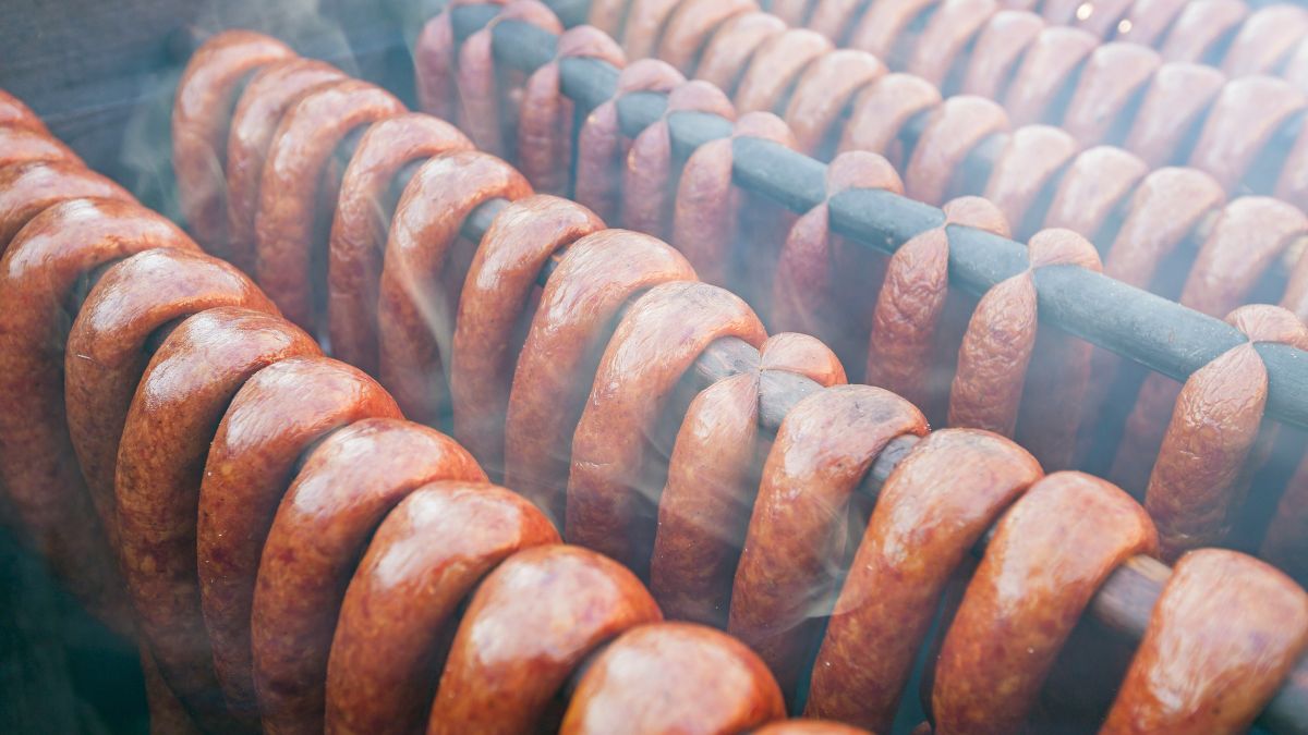 Wędzenie kiełbasy.