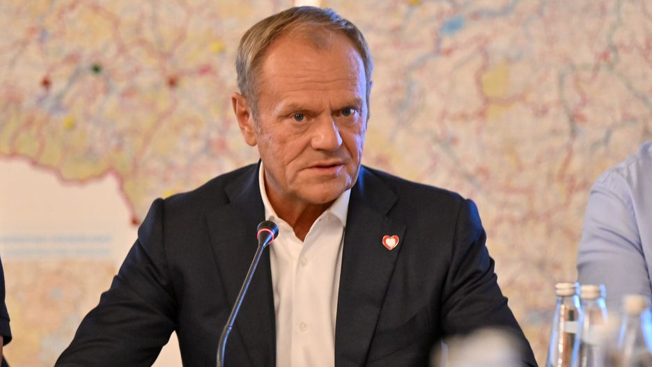 Wrocław, 24.09.2024. Premier Donald Tusk podczas narady sztabu kryzysowego we Wrocławiu, 24 bm. W trakcie spotkania zostały przedstawione zmiany ustawowe związane z odbudową po powodzi. (aldg) PAP/Maciej Kulczyński