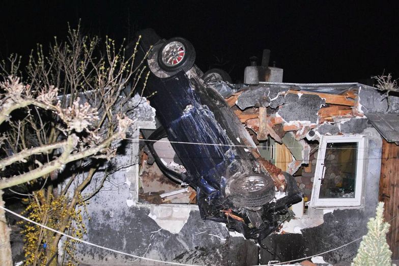 BMW wpadło na dom - jedna osoba nie żyje, 5 rannych