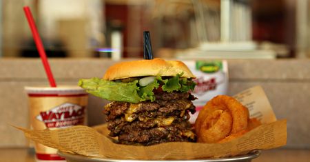 Potrójny cheeseburger