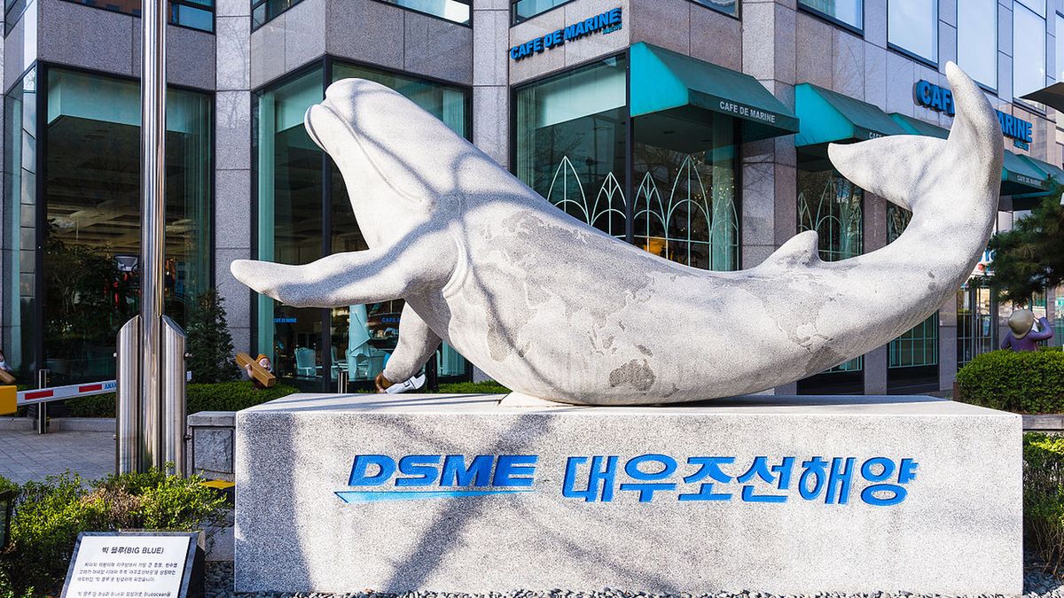 Statua przy wejściu do biurowca Daewoo Shipbuilding, Seul