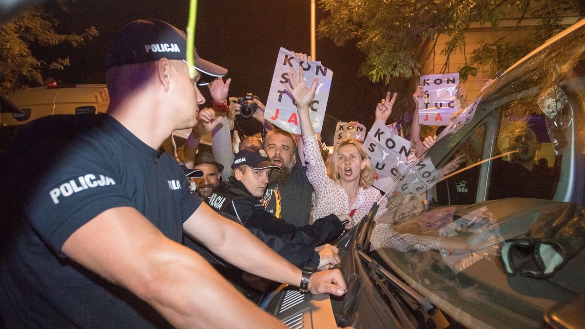 Posłowie coraz częściej przepychają ustawy bez konsultacji, w trybie projektów poselskich