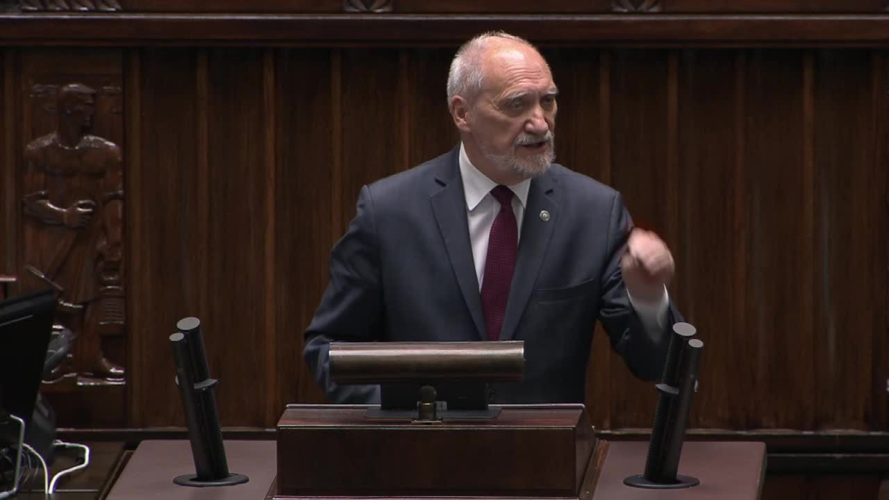 A. Macierewicz: Wyniki instytutu NIAR są fundamentem stwierdzenia, że samolot nie rozbił się tak, jak zakładała komisja Millera