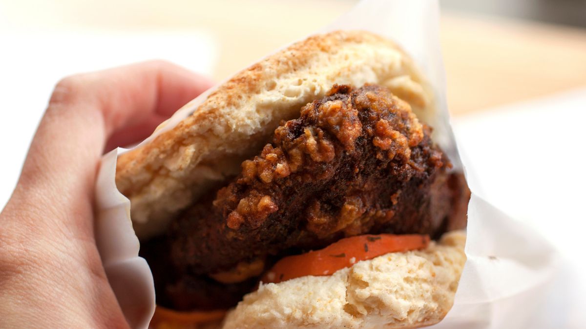 Bułka z chrupiącym filetem z kurczaka (danie typu fast food)