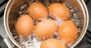 Dodaj do wody z jajkami. Skorupka odejdzie w sekundę