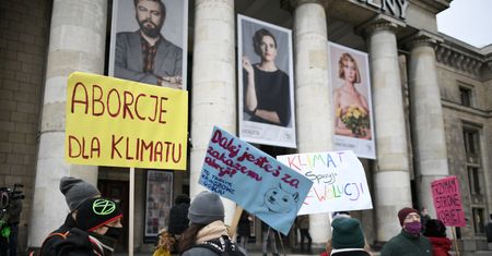 Warszawa. Manifestacja na placu Defilad. Chodzi o "Dzień Kobiet Bez Kompromisów"