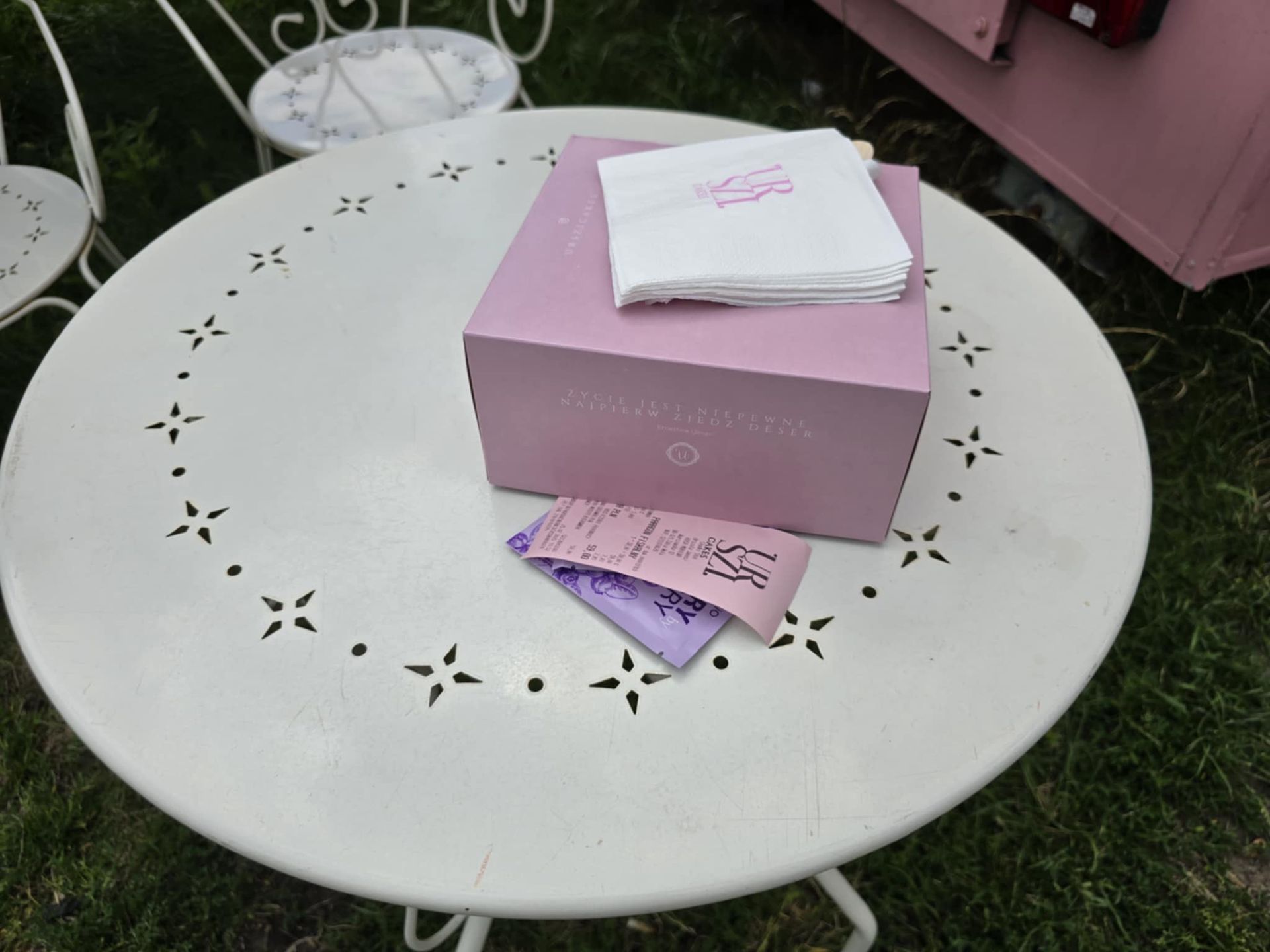 Ciastko podawane jest w różowym kartoniku