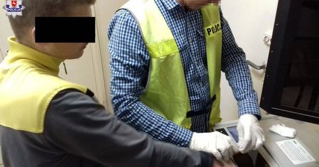 Bili i grozili dużym nożem. Próbowali wymusić oddanie rzekomo skradzionych pieniędzy