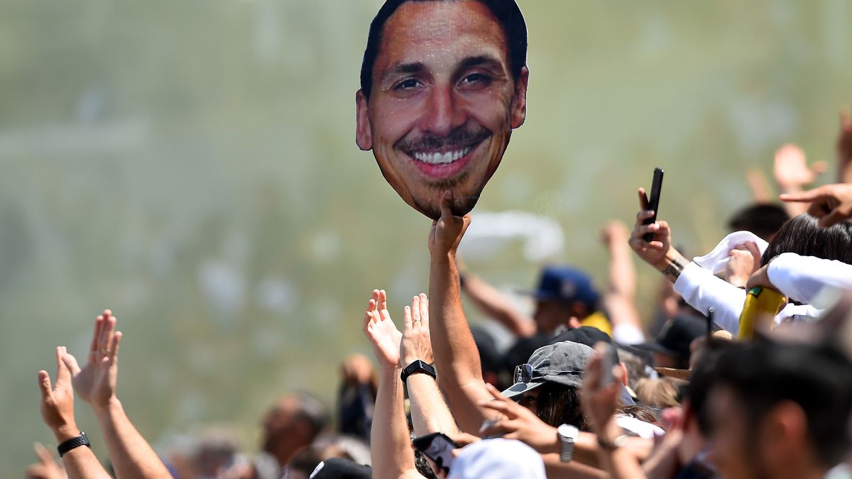 Kibice Los Angeles Galaxy wiwatują na cześć Zlatana Ibrahimovicia 