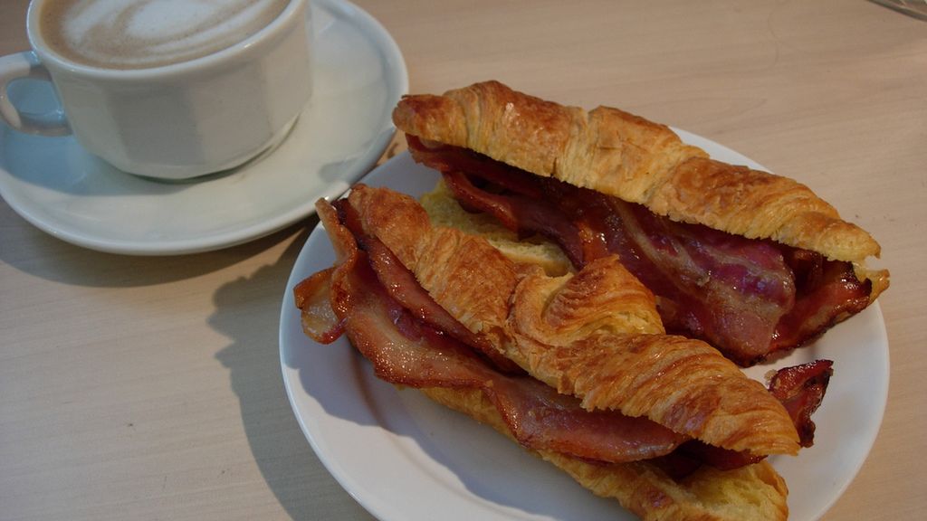 Croissant z jajkiem, serem i bekonem