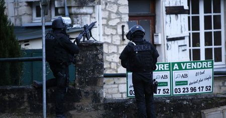 Zamach na "Charlie Hebdo". Antyterroryści szukają morderców, Paryż przypomina fortecę