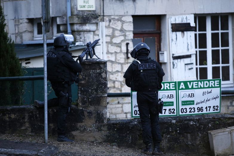 Zamach na "Charlie Hebdo". Antyterroryści szukają morderców, Paryż przypomina fortecę