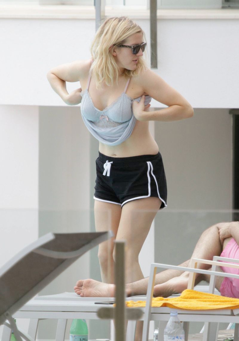 Ellie Goulding przyłapana przez paparazzi. Bez makijażu i bikini też zachwyca?
