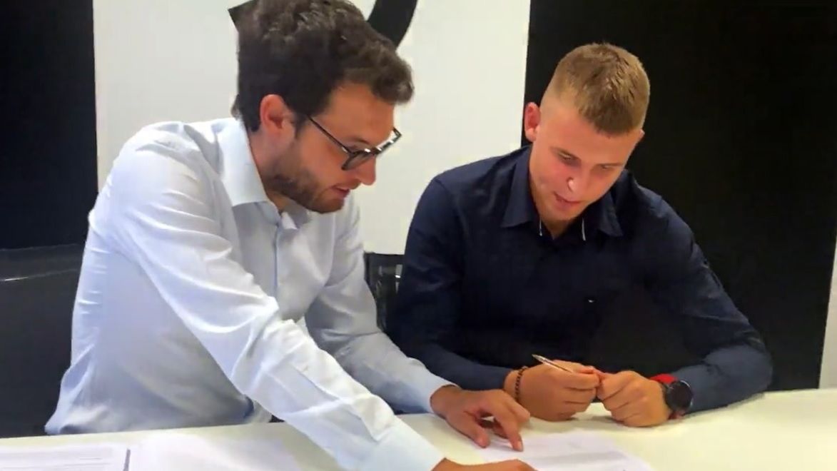 Radosław Żelezny (z prawej) podpisał umowę z Juventusem