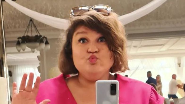 Dominika Gwit w różowej sukience bawi się na poprawinach