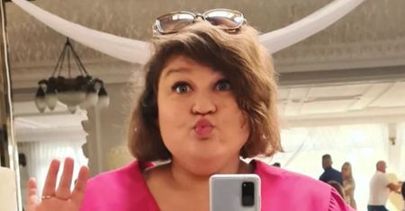 Ciężarna Dominika Gwit w różowej sukience "żyje najlepsze życie" na weselu brata: "TAŃCUJEMY Z DZIDZIĄ" (FOTO)