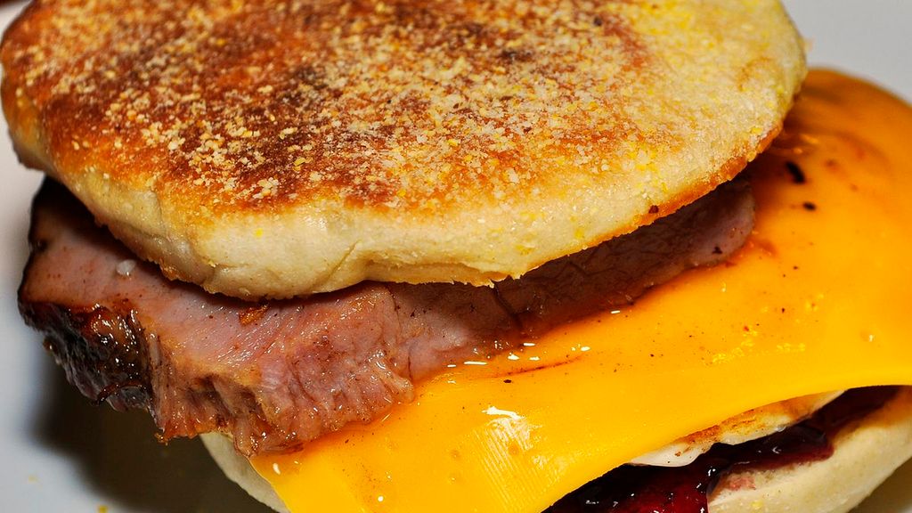 Croissant z jajkiem, serem i szynką