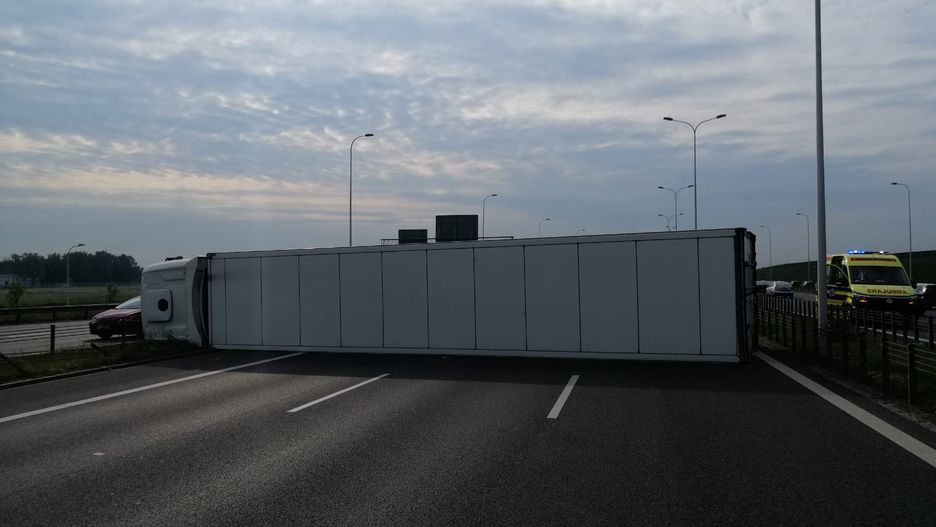 Ciężarówka przewróciła się na trasie S2. "Trzy pasy zablokowane"